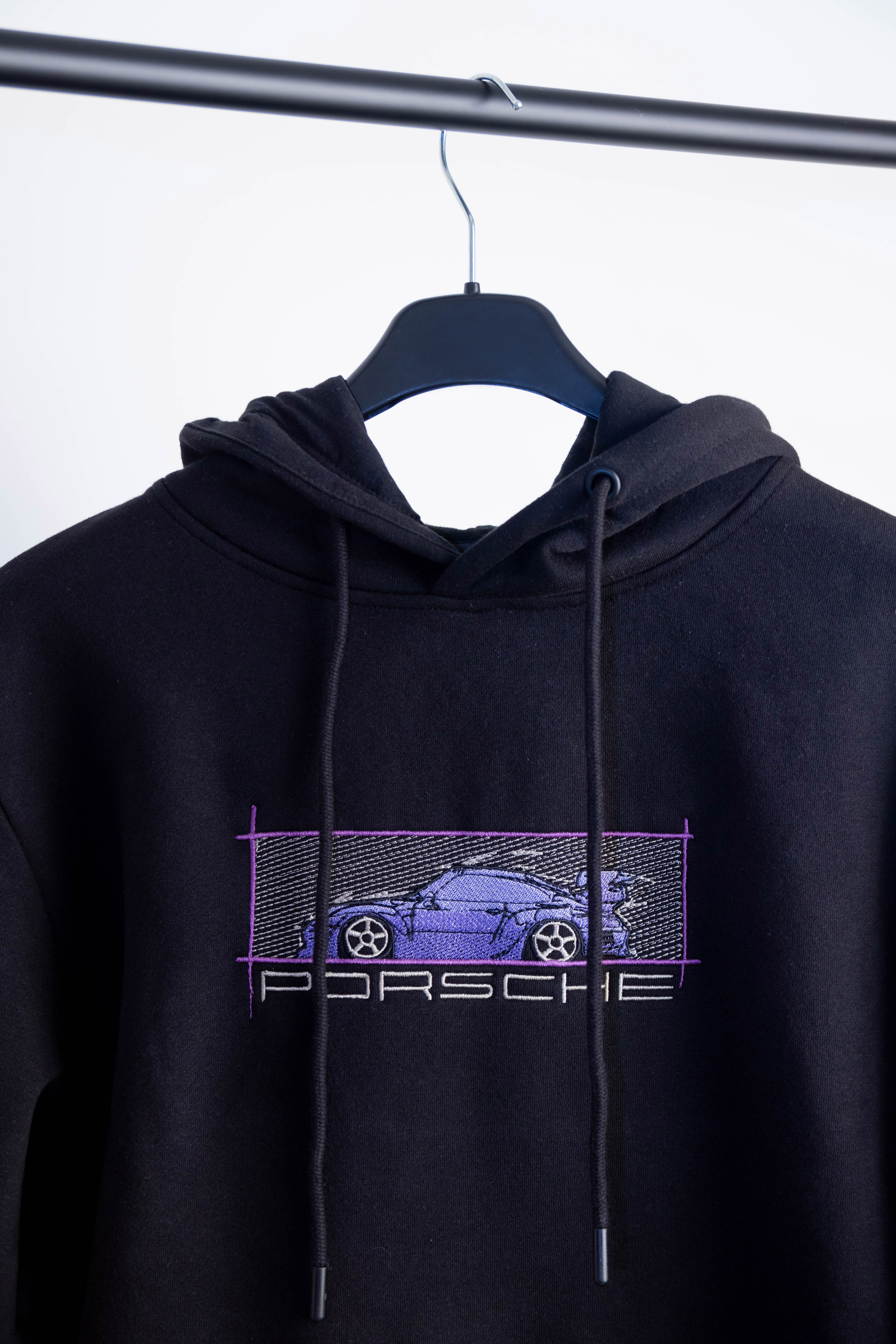 Minőségi hímzett termékek választéka - pulóverek, pólók, sapkák